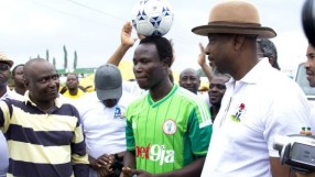 Нигериец с топка и колело подобри шантав световен рекорд (ВИДЕО)