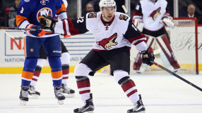 Американски хокеист припадна на леда преди мач 