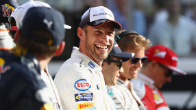 Дженсън Бътън отпадна в последния си старт. Публиката го изпрати с бурни аплодисменти 