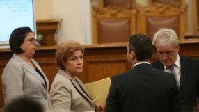 Парламентът прие по-високите майчински и минимална заплата