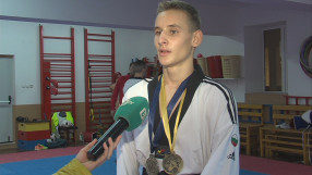 Гладиатора със счупена ръка (ВИДЕО)