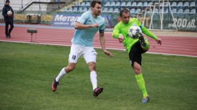 Автогол измъкна 