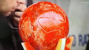 Да боядисаш топката със... спрей