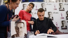 Бербатов разписва книги в продължение на 7 часа