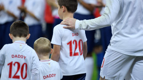 Малчуганите на Рууни се сдърпаха за наградата му (ВИДЕО)