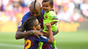 Меси, Неймар, Суарез и Пике донесоха награда на сина на Видал (ВИДЕО)