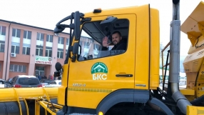 Валери Божинов чисти стадиона във Враца, за да има мач в неделя (СНИМКА)