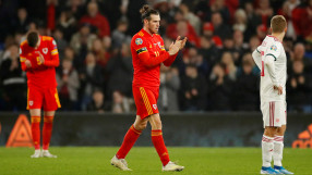 Бейл дразни 