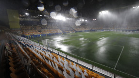 Басейнът, който се превърна във футболно игрище (ВИДЕО)