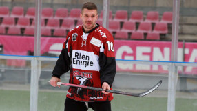 Подолски става хокеист, за да спаси любимия си тим от фалит