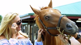 Приятелката на Тръмп, която замени модния подиум с хиподрума