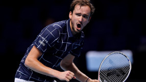 Медведев най-после победи Надал, ще се бори за трофея в Лондон