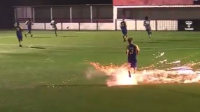 Фойерверки на терена по време на мач…Буквално! (ВИДЕО)