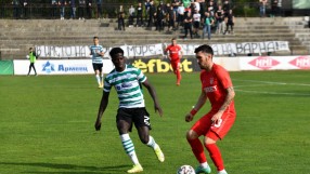 Късна дузпа и бой при равенството между 