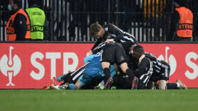 Звучен шамар за 