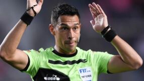 Преди световното в Катар: Съдия вдигна 10 червени картона в един мач