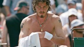 Игра пиян финал на Australian Open, сега живее сам с котки