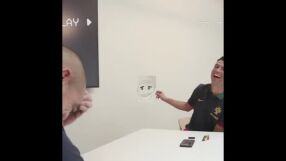 Най-после усмихнат: Кристиано нарисува портрет на Пепе (ВИДЕО)