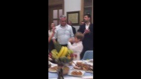 Погачи, оркестър, танци: Как купонясва семейство Джокович