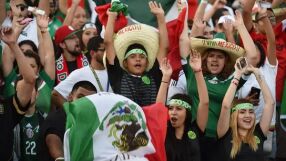 Фен се опита да внесе алкохол на стадиона, скрит в бинокъл