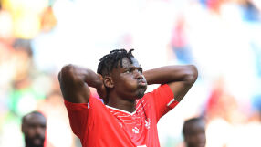 Швейцария се измъкна, камерунец сложи руско знаме на бутонките си