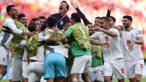 Попадения в добавеното време зарадваха Иран