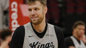 11 минути и 1 борба: Трета загуба за Везенков в НБА (ВИДЕО)