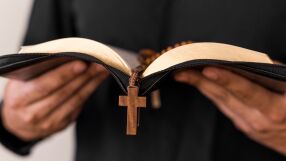 Против уроки: Свещеник чете молитва в сградата на БФС