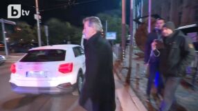 Върхът на падението: Емил Костадинов показа среден пръст на журналистите (ВИДЕО)