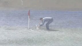 Футбол или водна топка? Много смях от Ямайка (ВИДЕО)