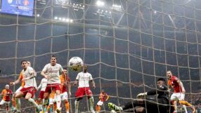 Безобразен Онана доближи Юнайтед до изхода в ШЛ (ВИДЕО)