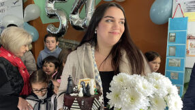 Шампионката по шахмат Виктория Радева се разплака, връщайки се в първото си училище (ВИДЕО)