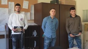 Обратно в клас, но като дарители: Трима младежи подариха книги на първокласници