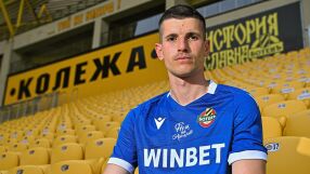 Безумие в Пловдив: Удариха с бутилка по главата вратаря на Ботев 