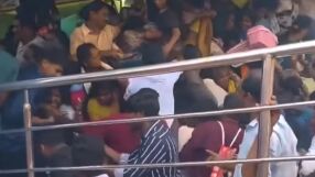 Загинали при блъсканица в храм: Събирал около 2000 души, а влезли 25 000 (ВИДЕО)