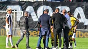 След удара с бутилка: Прекратиха мача между Локо и Ботев!