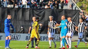 Безумие в Пловдив: Удариха с бутилка по главата вратаря на Ботев 