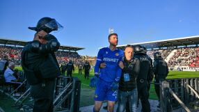 Даниел Наумов с комоцио след удара с бутилка  