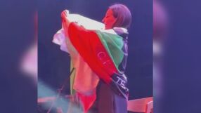 Скандал в Северна Македония, след като Цеца пя с българско знаме на концерт
