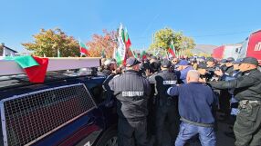 Протест срещу еврото блокира движението край Гурково, сблъсъци с жандармерията (СНИМКИ)