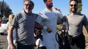 Снимката, която правителството скри: Джокович сред протестиращите