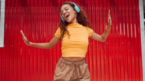 Защо слушаме една и съща песен отново и отново?