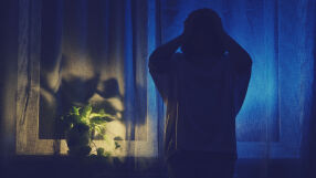 Учени обясняват биологичните причини за „зимната тъга“ при хората