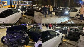 Кола отнесе поне 6 автомобила в центъра на София, шофьорът е с положителна проба за алкохол (СНИМКИ)