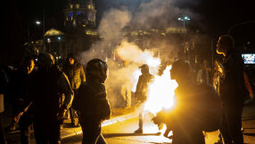 Сбиване и димки пред сръбския парламент (СНИМКИ и ВИДЕО)