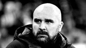 Смразяващо: Млад треньор почина по време на мач (ВИДЕО)