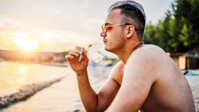 Популярен курорт забранява пушенето само за младите хора - ето кой 