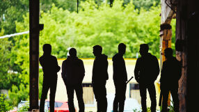 Престъпна мрежа прикрива незаконна работа в минимаркети във Великобритания 