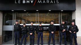 „Защитете децата, не Shein“: Парижани протестират срещу китайския магазин, който отваря врати във френската столица