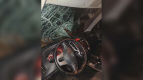 Скален къс падна върху движеща се кола на пътя София – Самоков и влезе през предното стъкло